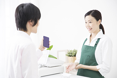 コンビニで電子マネーを使う男性