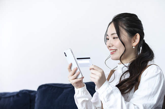 非接触型決済とQRコード決済のどちらを使うべき?支払い方法や機能の違いから比較解説
